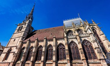 KONCHES-EN-OUCHE, EURE, NORMANDY, FRANCE, 11 Mayıs 2024: Gotik Kilise Saint-Foy 'un dış ve mimari ayrıntıları