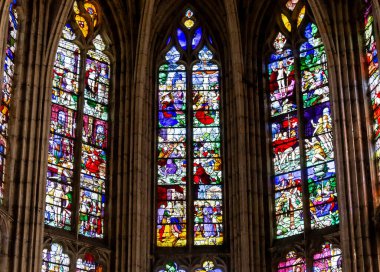 KONCHES-EN-OUCHE, EURE, NORMANDY, FRANCE, 11 Mayıs 2024: Gotik Kilise Saint-Foy Kilisesinin iç ve dış camları