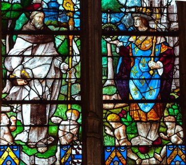 KONCHES-EN-OUCHE, EURE, NORMANDY, FRANCE, 11 Mayıs 2024: Gotik Kilise Saint-Foy Kilisesinin iç ve dış camları