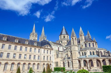 CAEN, CALVADOS, NORMANDY, FRANCE, 15 MAYIS 2024: Abbaye aux Hommes olarak da bilinen erkek manastırının dış ve mimari detayları 