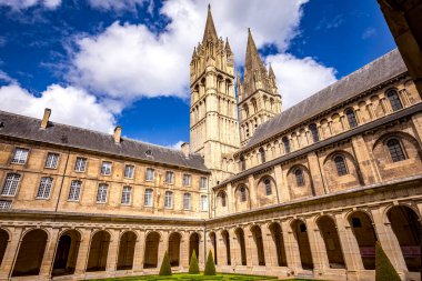 CAEN, CALVADOS, NORMANDY, FRANCE, 15 MAYIS 2024: Abbaye aux Hommes olarak da bilinen erkek manastırının dış ve mimari detayları 