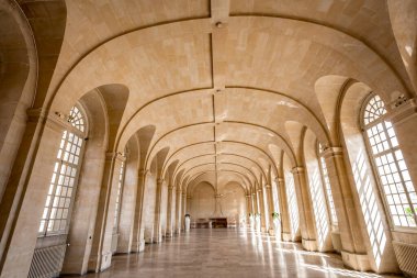 CAEN, CALVADOS, NORMANDY, FRANCE, 15 MAYIS 2024: Abbaye aux Hommes olarak da bilinen erkek manastırının iç ve mimari detayları 