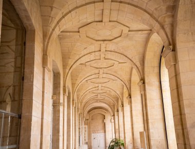 CAEN, CALVADOS, NORMANDY, FRANCE, MAYIS 16, 2024: Abbaye aux Hatunları olarak da bilinen kadın manastırının mimari detayları