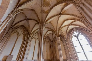 CAEN, CALVADOS, NORMANDY, FRANCE, MAYIS 16 MAYIS 2024: Trinite Kilisesinin iç ve mimari detayları, diğer adıyla Ladies Abbey, Abbaye aux dames 