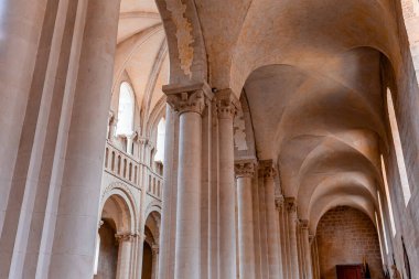 CAEN, CALVADOS, NORMANDY, FRANCE, MAYIS 16 MAYIS 2024: Trinite Kilisesinin iç ve mimari detayları, diğer adıyla Ladies Abbey, Abbaye aux dames 