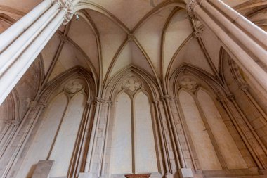 CAEN, CALVADOS, NORMANDY, FRANCE, MAYIS 16 MAYIS 2024: Trinite Kilisesinin iç ve mimari detayları, diğer adıyla Ladies Abbey, Abbaye aux dames 