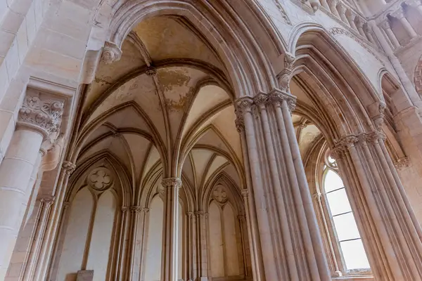 CAEN, CALVADOS, NORMANDY, FRANCE, MAYIS 16 MAYIS 2024: Trinite Kilisesinin iç ve mimari detayları, diğer adıyla Ladies Abbey, Abbaye aux dames 