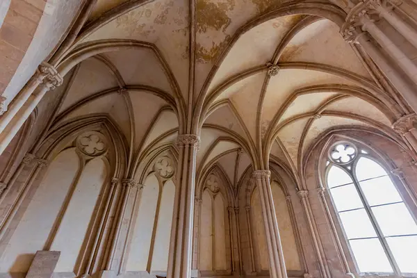 CAEN, CALVADOS, NORMANDY, FRANCE, MAYIS 16 MAYIS 2024: Trinite Kilisesinin iç ve mimari detayları, diğer adıyla Ladies Abbey, Abbaye aux dames 