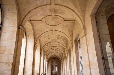 CAEN, CALVADOS, NORMANDY, FRANCE, MAYIS 16, 2024: Abbaye aux Hatunları olarak da bilinen kadın manastırının mimari detayları