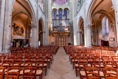 MANTES-LA-Jolie, YVELINES, FRANCE, MAYIS 07, 2024: Mantes Leydimizin Gotik Katedral Koleji 'nin iç ve mimari detayları 
