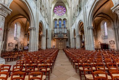 MANTES-LA-Jolie, YVELINES, FRANCE, MAYIS 07, 2024: Mantes Leydimizin Gotik Katedral Koleji 'nin iç ve mimari detayları 