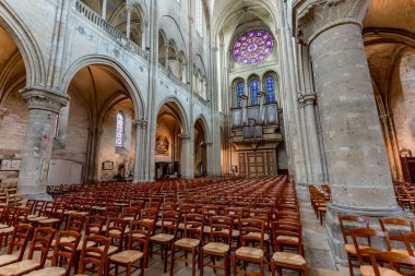 MANTES-LA-Jolie, YVELINES, FRANCE, MAYIS 07, 2024: Mantes Leydimizin Gotik Katedral Koleji 'nin iç ve mimari detayları 