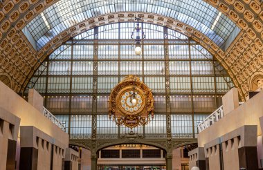 PARIS, FRANCE, Kasım 22, 2023: Orsay Müzesinin mimari detayları