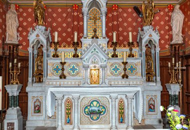 AIGUEZE, GARD, FRANCE, 19 EYLÜL 2024: Saint-Roch Kilisesi 'nin iç ve mimari detayları 