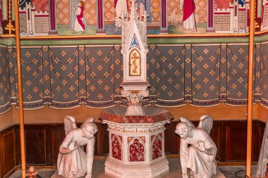 AIGUEZE, GARD, FRANCE, 19 EYLÜL 2024: Saint-Roch Kilisesi 'nin iç ve mimari detayları 