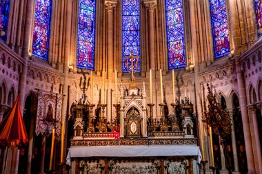 DOUVRES LA DELIVRANDE, FRANCE, 13 Mayıs 2024: Meryem Ana 'nın iç mimari dekorları, teslimat, norrmandiya