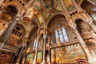 LYON, RHON, FRANCE, EKİM 15, 2024: Notre-Dame de Fourviere Bazilikasının iç ve mimari detayları