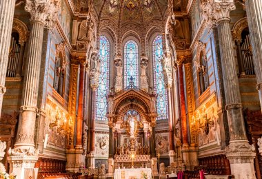 LYON, RHON, FRANCE, EKİM 15, 2024: Notre-Dame de Fourviere Bazilikasının iç ve mimari detayları