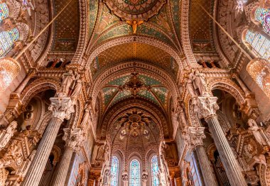 LYON, RHON, FRANCE, EKİM 15, 2024: Notre-Dame de Fourviere Bazilikasının iç ve mimari detayları