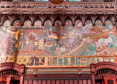 LYON, RHON, FRANCE, EKİM 15, 2024: Notre-Dame de Fourviere Bazilikasının iç ve mimari detayları