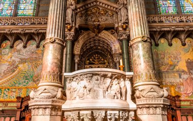 LYON, RHON, FRANCE, EKİM 15, 2024: Notre-Dame de Fourviere Bazilikasının iç ve mimari detayları