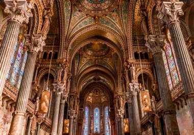 LYON, RHON, FRANCE, EKİM 15, 2024: Notre-Dame de Fourviere Bazilikasının iç ve mimari detayları