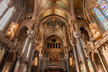 LYON, RHON, FRANCE, EKİM 15, 2024: Notre-Dame de Fourviere Bazilikasının iç ve mimari detayları