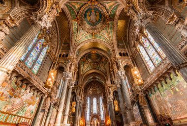 LYON, RHON, FRANCE, EKİM 15, 2024: Notre-Dame de Fourviere Bazilikasının iç ve mimari detayları
