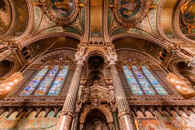 LYON, RHON, FRANCE, EKİM 15, 2024: Notre-Dame de Fourviere Bazilikasının iç ve mimari detayları