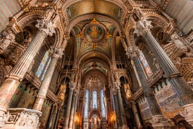 LYON, RHON, FRANCE, EKİM 15, 2024: Notre-Dame de Fourviere Bazilikasının iç ve mimari detayları