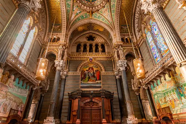 LYON, RHON, FRANCE, EKİM 15, 2024: Notre-Dame de Fourviere Bazilikasının iç ve mimari detayları