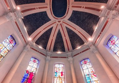 FONTAINEBLEAU, FRANCE, 23 AĞUSTOS 2024: Fransa fontainebleau 'daki Saint-Louis Kilisesi' nin iç mimari süslemeleri