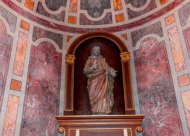 FONTAINEBLEAU, FRANCE, 23 AĞUSTOS 2024: Fransa fontainebleau 'daki Saint-Louis Kilisesi' nin iç mimari süslemeleri