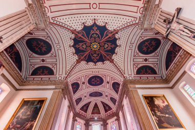 FONTAINEBLEAU, FRANCE, 23 AĞUSTOS 2024: Fransa fontainebleau 'daki Saint-Louis Kilisesi' nin iç mimari süslemeleri