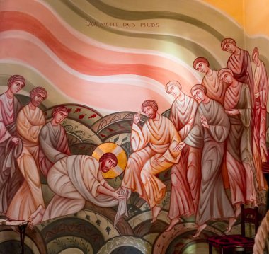 SAINT-MICHEL-DU-VAR, FRANCE, 20 EKİM 2024: Ressam Vadim Garine 'in mimari detayları ve freskleri, 1981 yılı, ortodoks kilisesi Saint-Seraphin