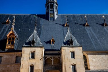 BeaUNE, BURGUNDY, FRANCE, ECTOBER 27 Ekim 2024: yoksullar için hastanenin dış yüzeyi, çatıları ve jöleli fayansları, Hospices de Beaune