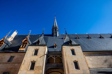 BeaUNE, BURGUNDY, FRANCE, ECTOBER 27 Ekim 2024: yoksullar için hastanenin dış yüzeyi, çatıları ve jöleli fayansları, Hospices de Beaune