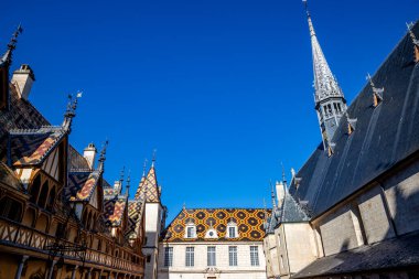 BeaUNE, BURGUNDY, FRANCE, ECTOBER 27 Ekim 2024: yoksullar için hastanenin dış yüzeyi, çatıları ve jöleli fayansları, Hospices de Beaune