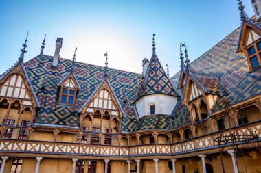 BeaUNE, BURGUNDY, FRANCE, ECTOBER 27 Ekim 2024: yoksullar için hastanenin dış yüzeyi, çatıları ve jöleli fayansları, Hospices de Beaune