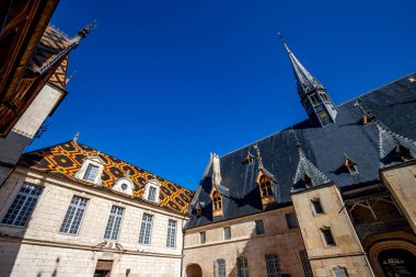 BeaUNE, BURGUNDY, FRANCE, ECTOBER 27 Ekim 2024: yoksullar için hastanenin dış yüzeyi, çatıları ve jöleli fayansları, Hospices de Beaune
