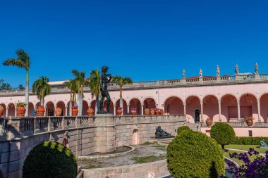 SARASOTA, FLORIDA, ABD, Aralık 03, 2024: mimari ayrıntılar, avlu, loggias ve Ringling Sarayı bahçeleri