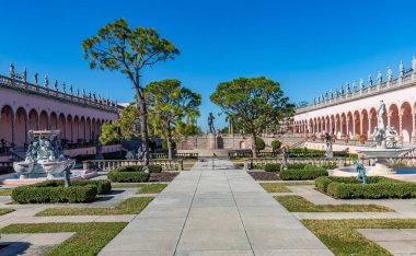 SARASOTA, FLORIDA, ABD, Aralık 03, 2024: mimari ayrıntılar, avlu, loggias ve Ringling Sarayı bahçeleri