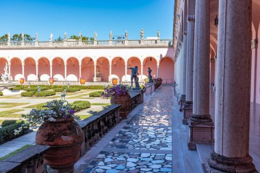 SARASOTA, FLORIDA, ABD, Aralık 03, 2024: mimari ayrıntılar, avlu, loggias ve Ringling Sarayı bahçeleri