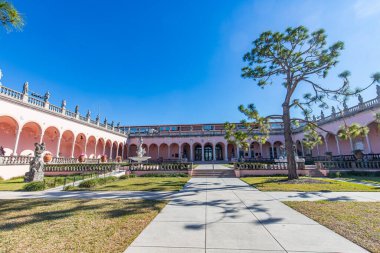 SARASOTA, FLORIDA, ABD, Aralık 03, 2024: mimari ayrıntılar, avlu, loggias ve Ringling Sarayı bahçeleri