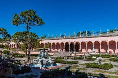 SARASOTA, FLORIDA, ABD, Aralık 03, 2024: mimari ayrıntılar, avlu, loggias ve Ringling Sarayı bahçeleri