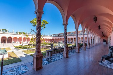 SARASOTA, FLORIDA, ABD, Aralık 03, 2024: mimari ayrıntılar, avlu, loggias ve Ringling Sarayı bahçeleri