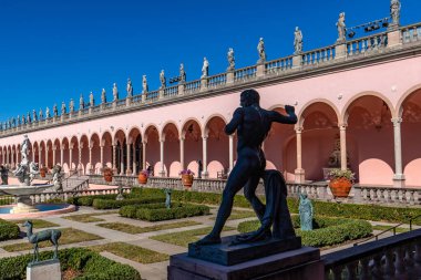 SARASOTA, FLORIDA, ABD, Aralık 03, 2024: mimari ayrıntılar, avlu, loggias ve Ringling Sarayı bahçeleri