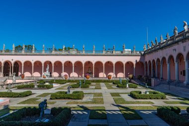 SARASOTA, FLORIDA, ABD, Aralık 03, 2024: mimari ayrıntılar, avlu, loggias ve Ringling Sarayı bahçeleri