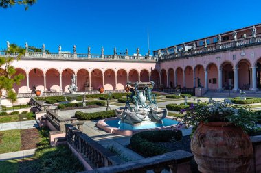 SARASOTA, FLORIDA, ABD, Aralık 03, 2024: mimari ayrıntılar, avlu, loggias ve Ringling Sarayı bahçeleri