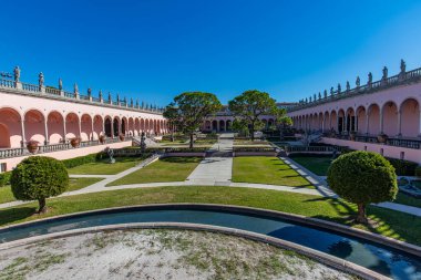 SARASOTA, FLORIDA, ABD, Aralık 03, 2024: mimari ayrıntılar, avlu, loggias ve Ringling Sarayı bahçeleri